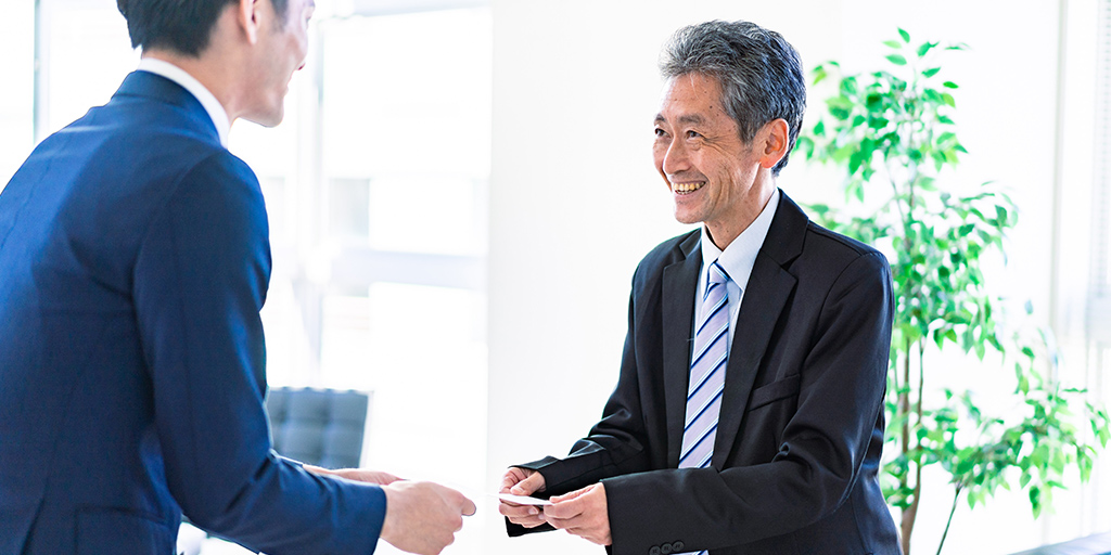 お中元をわたしにきた企業の担当者
