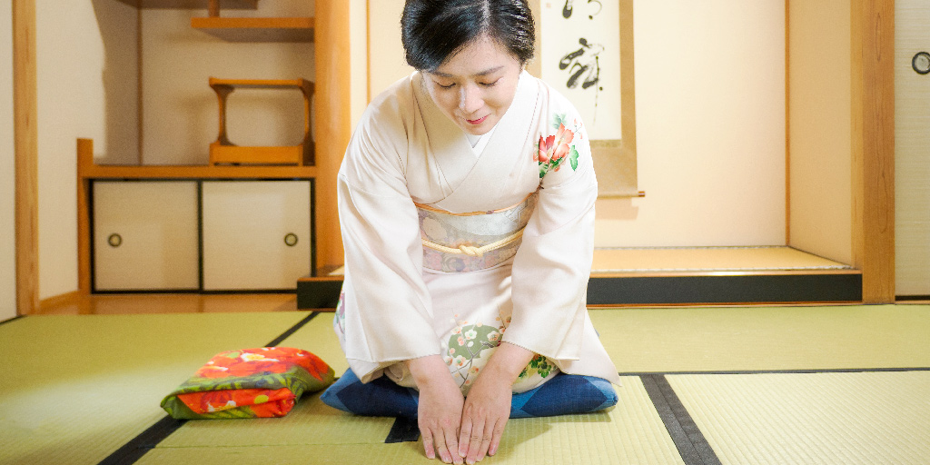 お中元・お歳暮を持ってきた着物の女性
