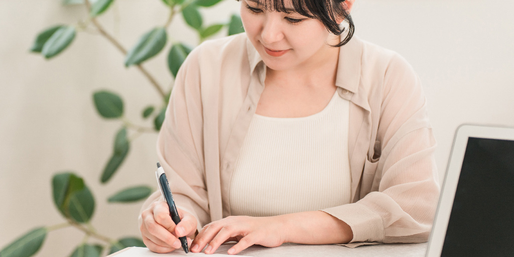 リストをチェックする女性
