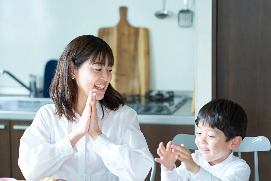お菓子を食べる親子