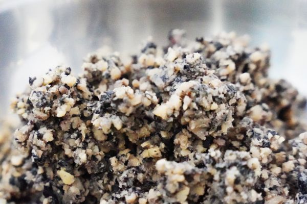 クリームに食感要素を加える工程写真