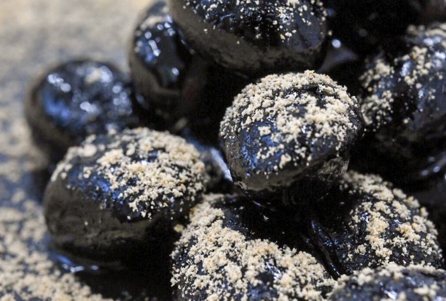 きなこをまぶした黒豆